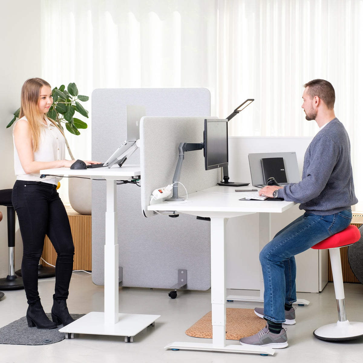 Säädettävät työpöydät ja työtasot